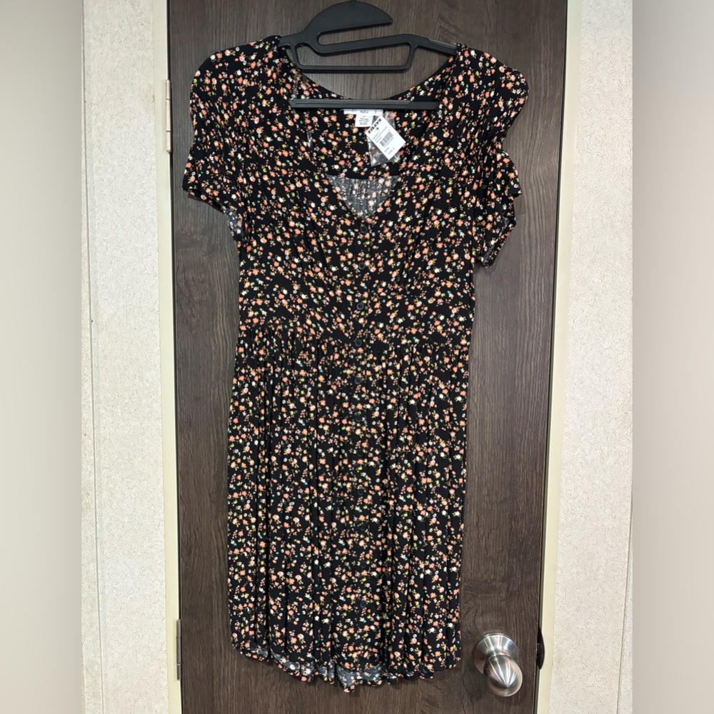 Ivy and Main dress size small. New with tags.